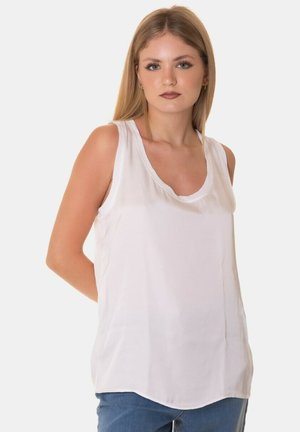 Blusa bianca senza maniche in tessuto leggero, con scollatura a barca e orlo leggermente curvato. Tessuto liscio con una vestibilità morbida.