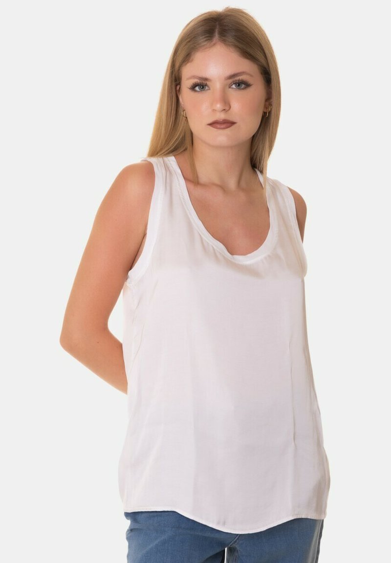 Blusa bianca senza maniche in tessuto leggero, con scollatura a barca e orlo leggermente curvato. Tessuto liscio con una vestibilità morbida.