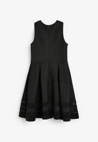 Czarna sukienka bez rękawów z dopasowaną górą i rozkloszowaną spódnicą. Posiada plisy i przezroczyste poziome paski u dołu. Zamek błyskawiczny z tyłu.