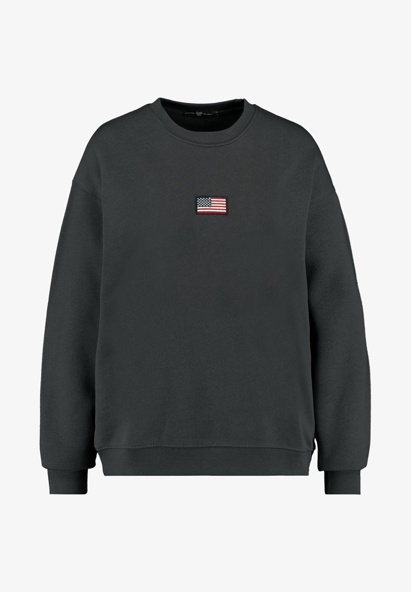 Svart crewneck sweatshirt med långa ärmar, som har en liten broderad amerikansk flagga centrerad på bröstet.