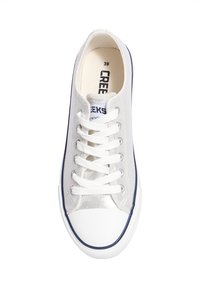 Sneakers argento con tomaia testurizzata, punta in gomma bianca e lacci bianchi. Presenta un accento blu navy sulla suola. Taglia 39.