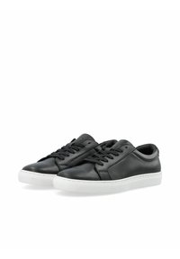 Sneakers in pelle nera con finitura liscia, punta tonda e suola in gomma bianca. Inclusi lacci e dettagli di cucitura delicati.