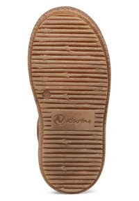 Hnědá gumová podrážka obuvi s vodorovnými drážkami, se zaobleným logem, které zní "Naturino" a velikostním označením "23".