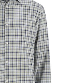 Langärmliges Hemd mit Knopfleiste in beige, marineblau und weißem Karomuster, sichtbaren Knöpfen und klassischem Kragen.