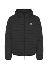 Chaqueta de plumas negra con capucha, textura acolchada, cierre de cremallera completo y acento de logo en el pecho. Tejido suave con puños y dobladillo de canalé.