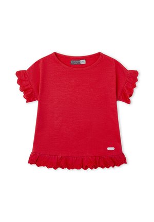 Camiseta roja de algodón para niño pequeño, de manga corta con volantes de encaje ojales en las mangas y el dobladillo, cuello redondo y pequeña etiqueta de la marca cerca del borde inferior.