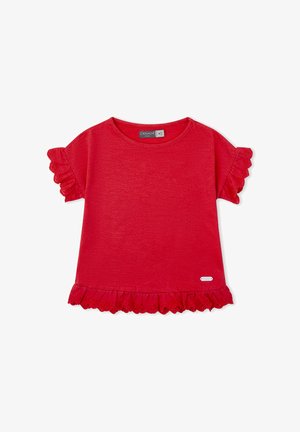 Camiseta roja de algodón para niño pequeño, de manga corta con volantes de encaje ojales en las mangas y el dobladillo, cuello redondo y pequeña etiqueta de la marca cerca del borde inferior.