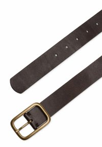 Tamno smeđi kožni pojas s pravokutnom mesinganom kopčom i šest ravnomjerne rupice za prilagodbu na bijeloj pozadini.