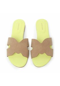 Infradito beige con un design a intaglio decorativo, caratterizzati da una comoda soletta gialla e una sottile marcatura sul fondo.