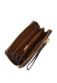 Portefeuille en cuir marron avec une fermeture éclair dorée, plusieurs compartiments et une lanière. L'intérieur présente un revêtement lisse marron.