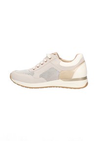Zapatilla deportiva beige con parte superior de malla y ante, cierre de cordones, acentos de color beige claro y una suela de goma texturizada. Detalles en plateado en el talón.