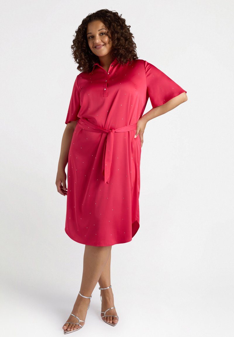 Rotes Polyester-Hemdkleid mit Kragen, kurzen Ärmeln und gebundenem Taillenbund; verziert mit kleinen, silbernen Nieten überall.