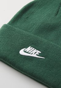 Nike Sportswear PEAK BEANIE UNISEX - Beanie - gruen