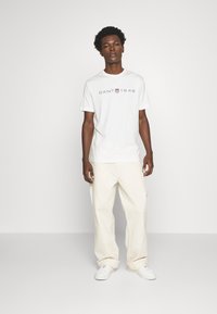 GANT PRINTED GRAPHIC - T-shirt med print - eggshell