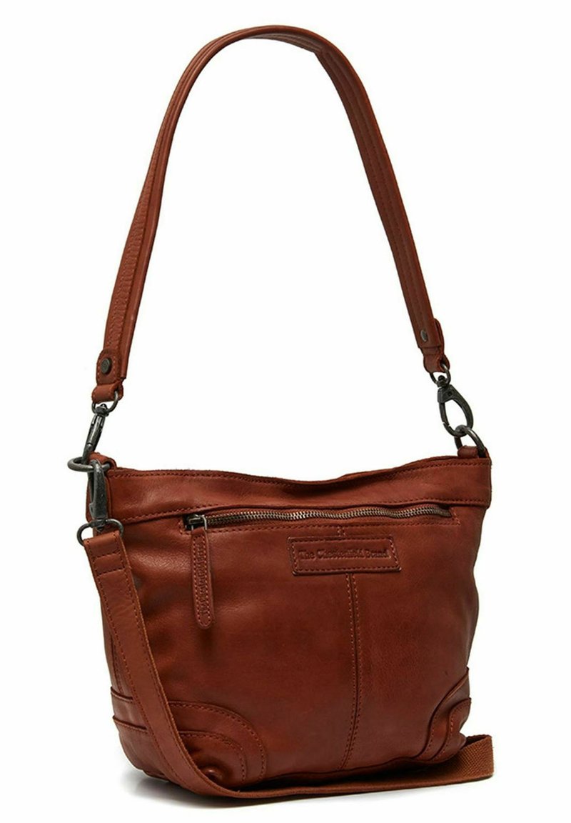 Bolso de hombro de cuero marrón con una sola correa, bolsillo frontal con cremallera y detalles texturizados. Presenta herrajes de metal y un diseño compacto.