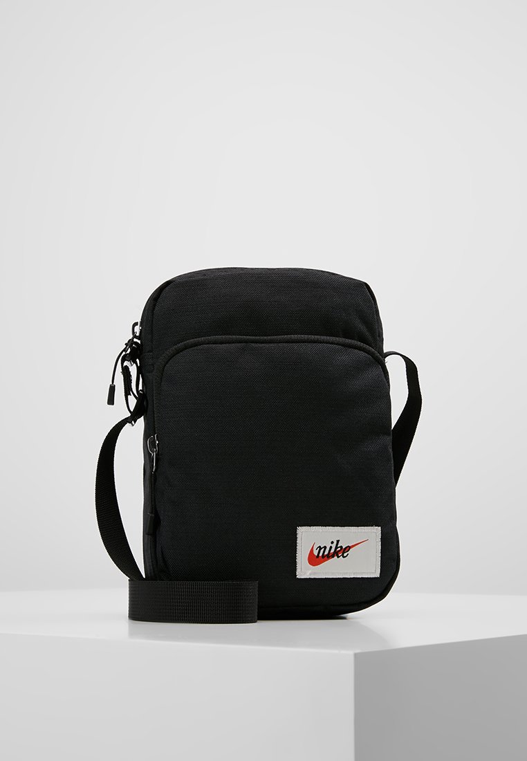 Nike Sportswear HERITAGE SMIT LABEL Skulderveske black Nike Sportswear HERITAGE SMIT LABEL Skulderveske black
