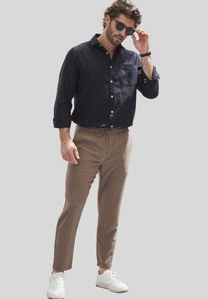 JOGGER - Tracksuit bottoms - hellbraun