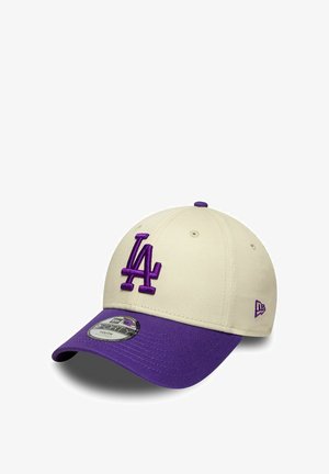 Beżowo-fioletowa czapka baseballowa z fioletowym haftem logo LA z przodu oraz regulowanym paskiem, pokazana pod lekkim kątem na białym tle.