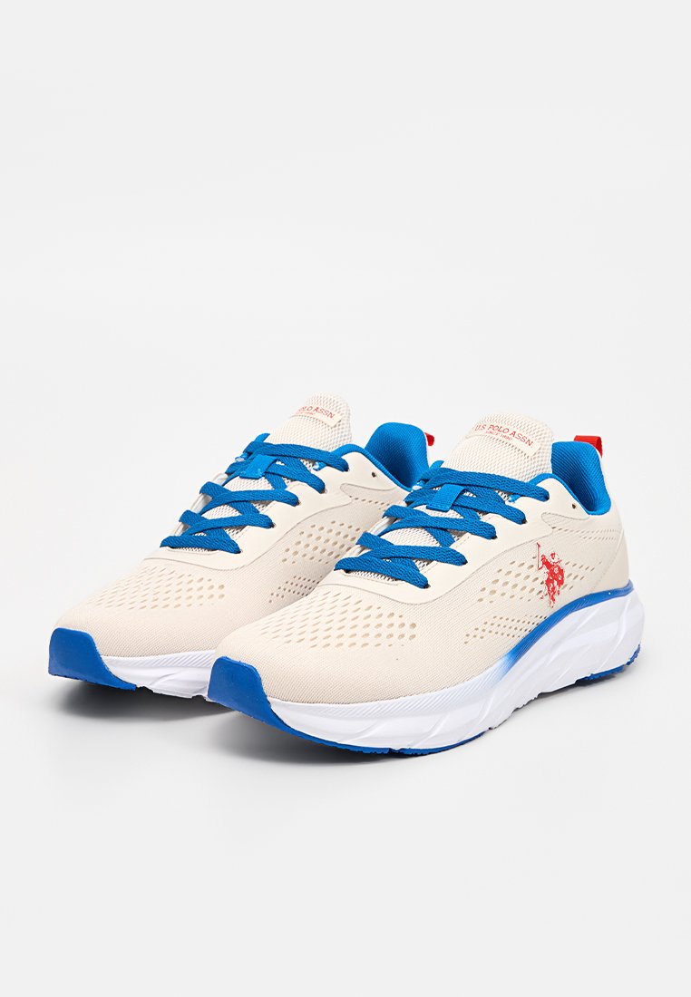 Hellbeige Sportschuhe mit blauen Schnürsenkeln und Akzenten. Verfügt über ein strukturiertes Mesh-Obermaterial und eine gepolsterte weiße Sohle. Rotes Logodetail an der Seite.