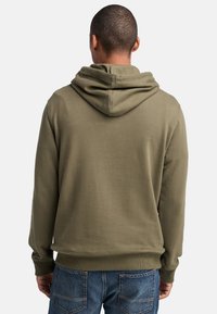 Felpa verde oliva con cappuccio regolabile, polsini e orlo a coste, caratterizzata da una texture liscia e una vestibilità comoda.