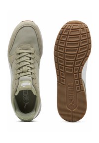 Sneakers PUMA w jasnozielonym zamszu i siateczce, z teksturowaną gumową podeszwą oraz białym akcentem bocznym z brandingiem "SOFT".