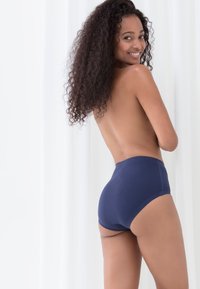 Námořnické vysoké kalhotky s hladkým, elastickým materiálem. Májí design s plným zakrytím, bezešvé okraje a měkkou, matnou texturu.