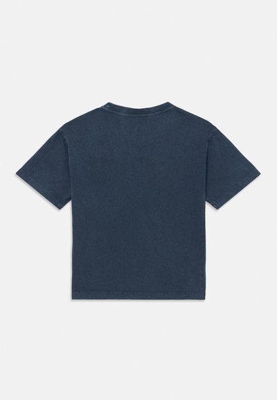 Enkel mørk blå kortermet bomullst-skjorte vist bakfra med rund hals på hvit bakgrunn.