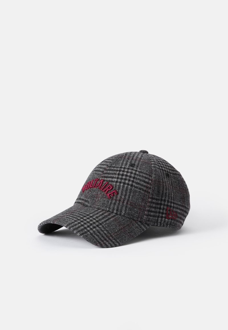 Grå rutete baseballcap med buet brem, med burgunder brodert tekst "VOLTAIRE" foran og en liten logo på siden.