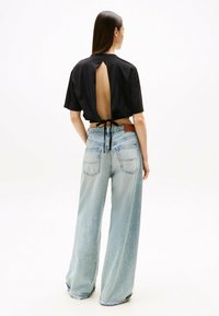 Tommy Jeans CROPPED LOOSE OPEN BACK  - Camiseta estampada - black
