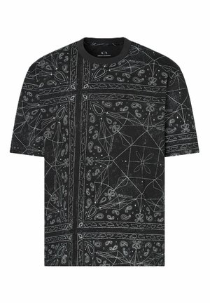 T-shirt nera con intricati motivi bianchi a paisley e geometrici, colletto rotondo e maniche corte. Tessuto in cotone con una superficie liscia.