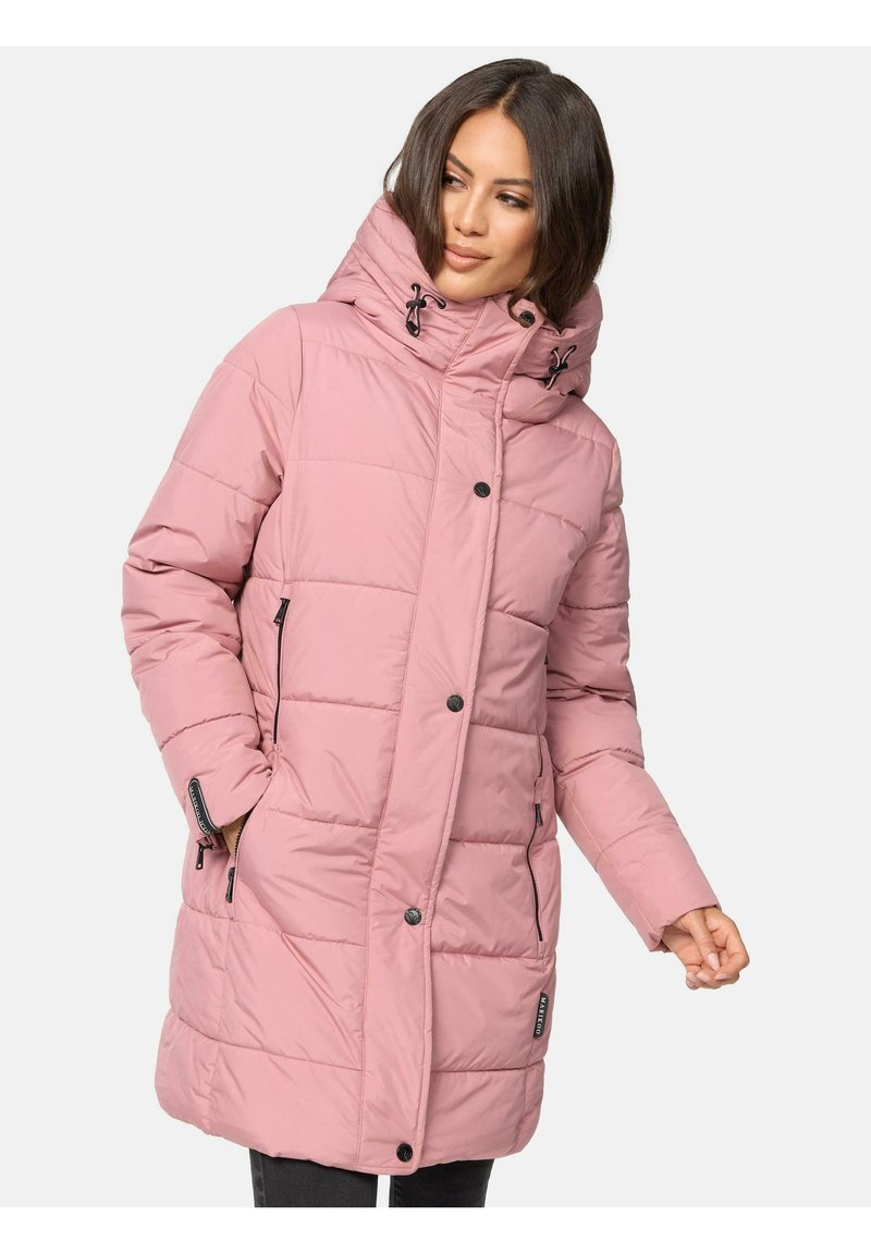 Rozā, kviltota pūkaina jaka ar augstu apkakli un kapuci. Aprīkota ar rāvējslēdzēja sānu kabatām un melnu aparatūru. Gluda tekstūra.