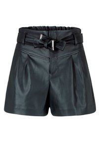 Shorts taille haute en cuir noir avec un devant plissé, ceinturés d'une ceinture en tissu nouée en un nœud et agrémentés de boucles métalliques.