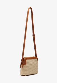 Borsa a tracolla con corpo in tessuto intrecciato beige e rifiniture in pelle marrone, dotata di tracolla regolabile e due scomparti con cerniera.
