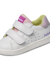 Sneaker in pelle bianca con strap in Velcro, design perforato, morbida fodera interna verde e un accento lilla sul tallone e sul logo.
