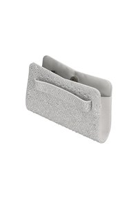 Srebrna torebka kopertowa o teksturowanej powierzchni z koralikami, gładką podszewką wewnętrzną i zapięciem na zatrzask magnetyczny. Posiada przednią kieszeń.