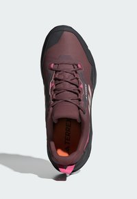 Maroone Outdoor-Schuh mit strukturiertem Obermaterial, schwarzer Gummisohle, pinken Akzenten und verstärkter Zehenkappe. Verfügt über ein Schnürsystem und eine Zuglasche.
