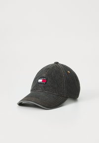 Boné de denim cinza com aba curvada, costura laranja e um patch retangular de logo com o texto "TOMMY JEANS" em vermelho, branco e azul.