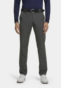 Heren grijze golfbroek van lichtgewicht stof, met een soepele textuur, rechte pijpen en een zwarte geweven riem.