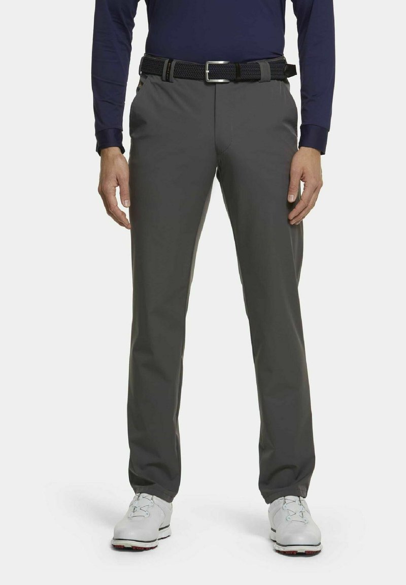 Heren grijze golfbroek van lichtgewicht stof, met een soepele textuur, rechte pijpen en een zwarte geweven riem.