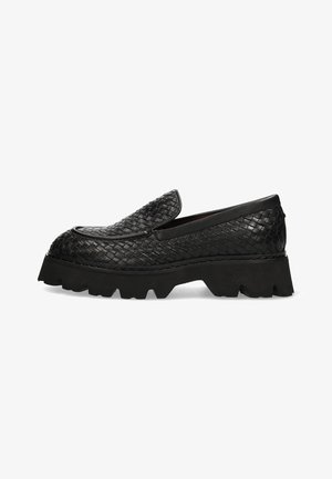 Schwarze geflochtene Slippers mit einer massiven Gummisohle. Sie verfügen über ein glattes Lederoberteil und ein strukturiertes, erhabenes Muster.