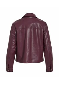 Veste en cuir bordeaux avec une texture lisse, un col classique et des accents de boutons argentés sur les poignets et les côtés.