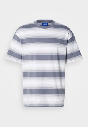 Stripet T-skjorte i grå og hvit, laget av myk bomull. Har rund hals og korte ermer. Subtil gradientmønster på stoffet.