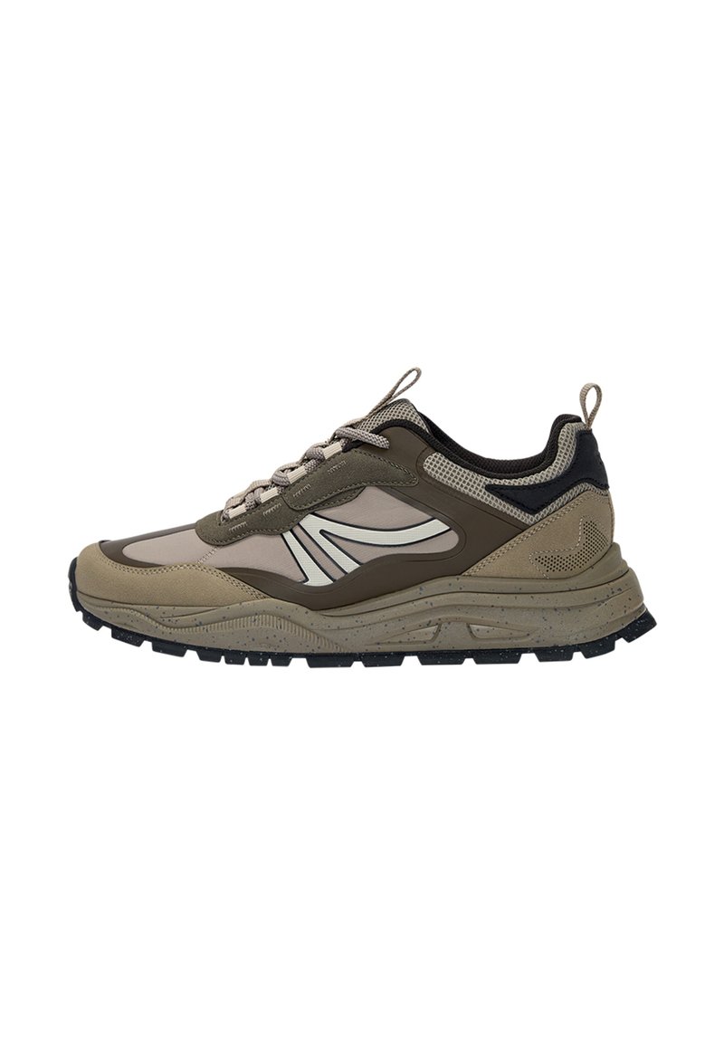 Leinwand- und Mesh-Sneaker in Olivgrün und Beige mit einer strukturierten Gummisohle, die über beige Schnürsenkel und weiße Akzentstreifen an der Seite verfügt.