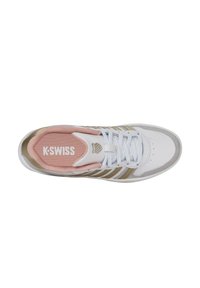 Bílé tenisky s zlatými a růžovými akcenty, mají kulatou špičku, šněrovací design a texturovanou stélku s logem "K-SWISS".
