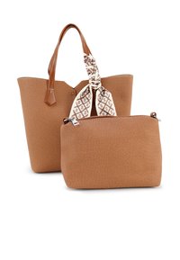 Bruine geweven tote bag met tan leren handvaten en een decoratieve sjaal. Inclusief een bijpassend bruine ritspouch. Getextureerd oppervlak.