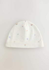 Gorro blanco de punto con patrones florales multicolor, rayas texturizadas y un puño doblado. Material suave; ligero y con diseño.