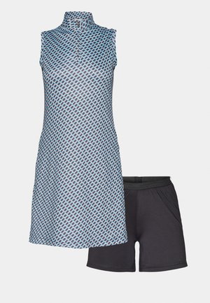 Rochie fără mâneci cu guler înalt, având un model geometric alb și albastru. Acumulată cu o pereche de pantaloni scurți negri cu talie elastică.