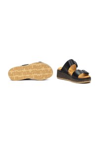 Sandalias de plataforma negras con dos correas anchas, una hebilla decorativa y una suela texturada en color ecru que lleva el nombre de la marca.