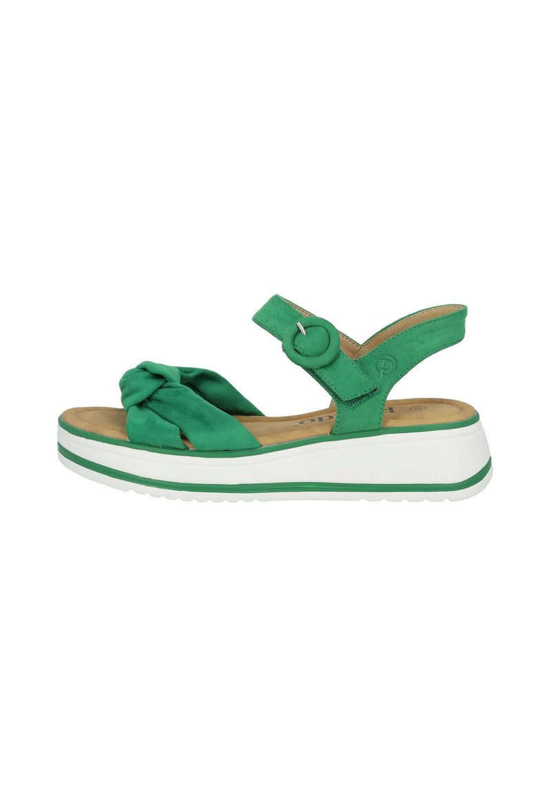 Sandalo in suede verde con una cinturino anteriore annodato, cinturino posteriore regolabile e una suola piatta bianca accentuata da linee verdi.