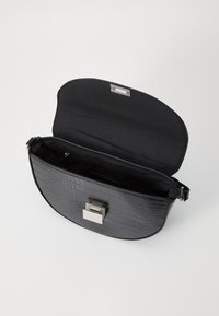 Bolso bandolera de imitación de cuero negro con textura de cocodrilo, herrajes plateados, cierre magnético y un interior espacioso con un bolsillo con cremallera.